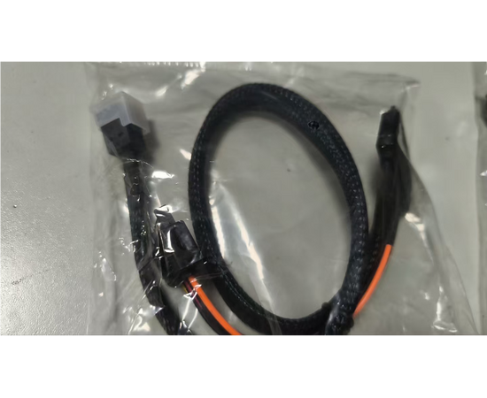 Кабель Mini-SAS HD SFF-8643 — U.2 SFF-8639 с питанием SATA / 0.5м